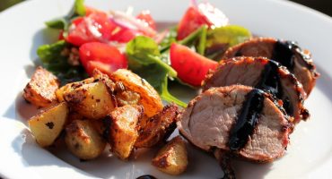 Image: Honning- og sennepsmarinert svinefilet med tomatsalat og sennepsbakte poteter