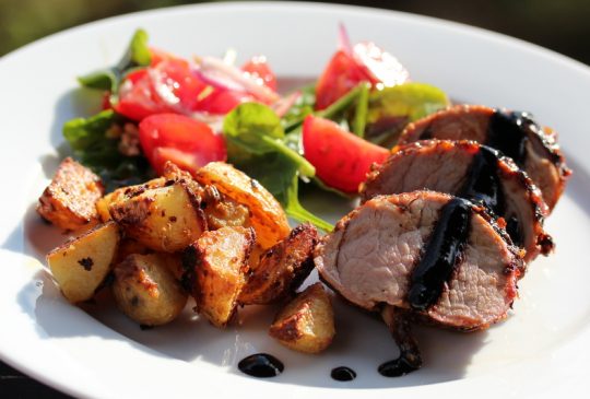 Image: Honning- og sennepsmarinert svinefilet med tomatsalat og sennepsbakte poteter