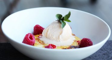 Image: Grillet ananas med chili og bringebær