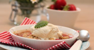 Image: Rabarbra- og jordbærpai med crumble