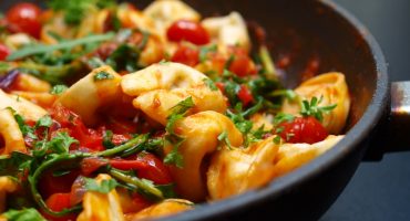 Image: Tortellini med tomater og ruccula