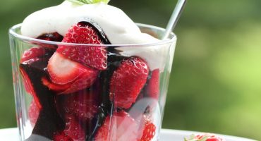 Image: Jordbær med balsamicosirup og stivpisket créme fraîche