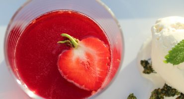 Image: Jordbærsuppe med vaniljeis og myntepesto