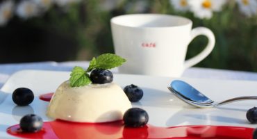 Image: Panna cotta med bringebærsaus og blåbær