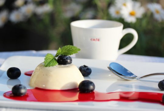 Image: Panna cotta med bringebærsaus og blåbær