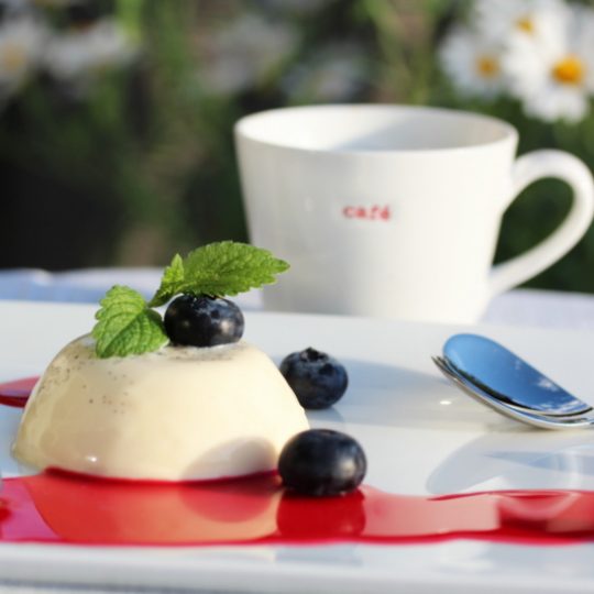 Image: Panna cotta med bringebærsaus og blåbær