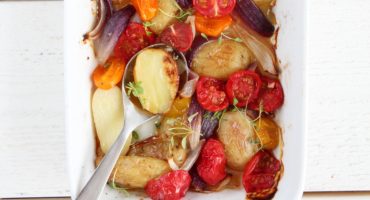 Image: Varm potetsalat med tomater, løk og timian