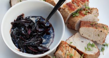 Image: Helstekt svinefilet med eple, sellerirot, balsamicoløk og blåmuggost