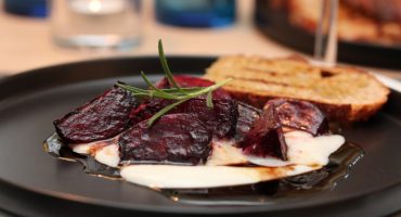 Image: Ovnsbakte rødbeter med chèvrekrem, valnøtter og balsamicovinaigrette