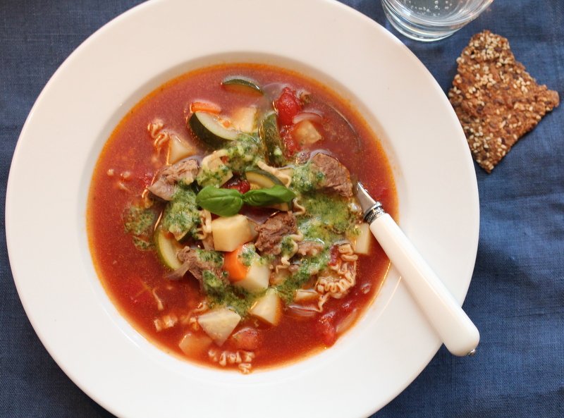 Biffsuppe med tomater, nudler og pistou