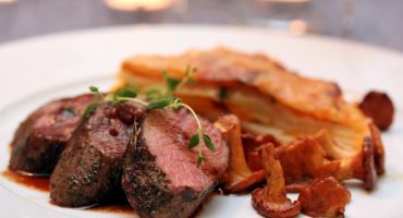 Image: Lammefilet med rotfruktgrateng, smørstekte kantareller og rødvinssaus