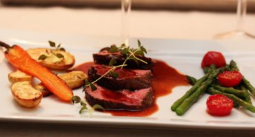 Image: Kalvefilet med portvinsaus, lun rødløksmarmelade og ovnsstekte poteter