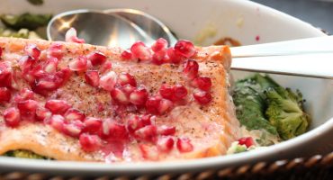 Image: Ovnsbakt laks med spinat, brokkoli og granateple