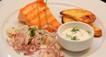 Image: Laks med fennikel- og eplesalat, dillkrem og stekte poteter