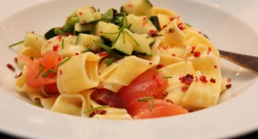 Image: Pasta med røkt laks, squash og rosepepper