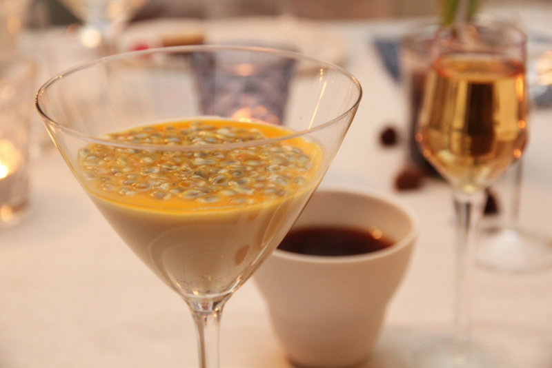 Luftig panna cotta med Grand Marnier og pasjonsfrukt