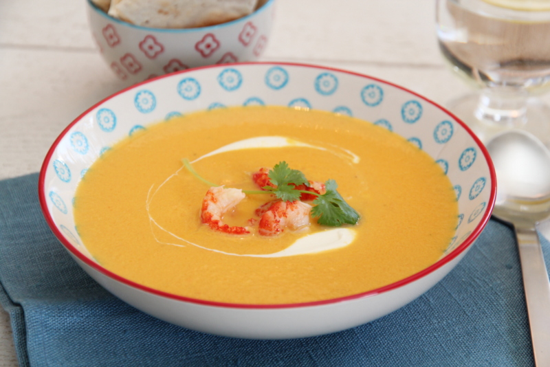 Hot gulrotsuppe med krepsehaler og ostetortillas