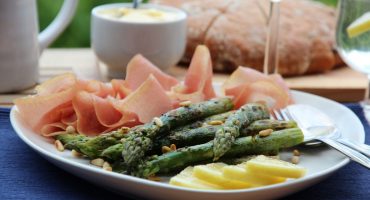 Image: GRILLET ASPARGES MED SITRONSMØR OG SPEKESKINKE