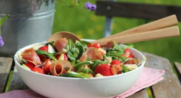Image: SOMMERSALAT MED JORDBÆR, EPLE, BLÅMUGGOST OG SPEKESKINKE
