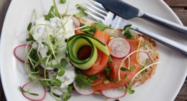 Image: LAKSESMØRBRØD MED AGURK, REDDIKER OG KAPERS