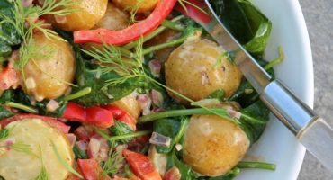 Image: POTETSALAT MED SPINAT OG PAPRIKA