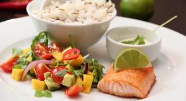 Image: PANNESTEKT LAKS MED MANGO- OG AVOKADOSALAT OG LIMERØMME