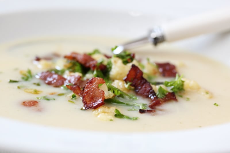 Blomkålsuppe med purre og sprøstekt bacon