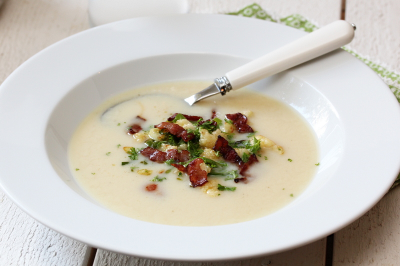 Blomkålsuppe med purre og sprøstekt bacon