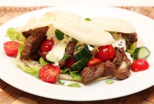 Image: SHAWARMA MED OKSEKJØTT, SITRONDRESSING OG TOMATCHILISAUS