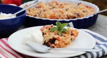 Image: SMULDREPAI MED KARAMELLISERTE EPLER, HASSELNØTTER OG MØRK SJOKOLADE