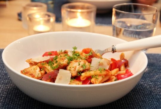 Image: PASTA MED RØD PESTO, KYLLING OG PAPRIKA