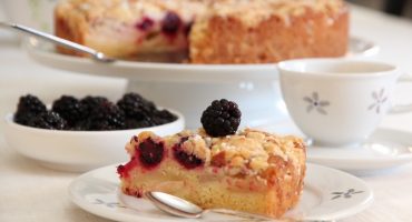 Image: EPLEKAKE MED BJØRNEBÆR OG SMULDRELOKK