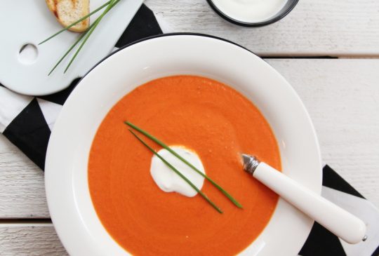 Image: KREMET TOMAT- OG GULROTSUPPE MED CHILI OG RUSSISK YOGHURT