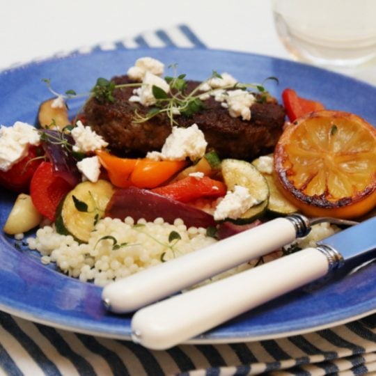 Image: KARBONADER MED MIDDELHAVSGRØNNSAKER, COUSCOUS OG FETA