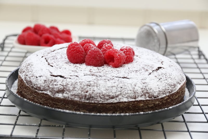 Brownie med appelsin og melisdryss