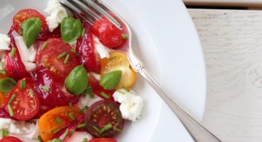 Image: Lun tomat- og mozzarellasalat med syltet rødløk