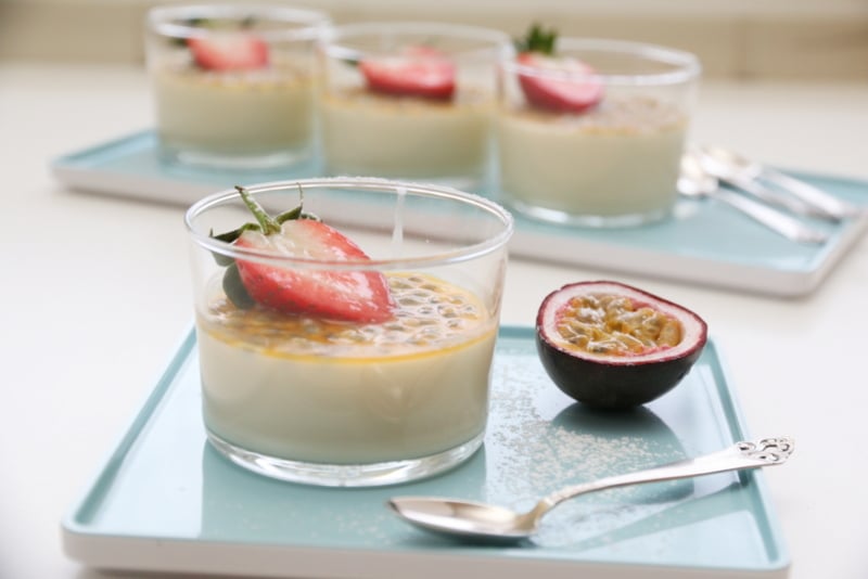 Panna cotta med appelsin og pasjonsfrukt