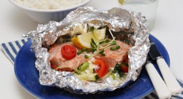 Image: «LAKSEPAKKE» MED TOMAT, PAPRIKA, SPINAT OG CRÈME FRAÎCHE