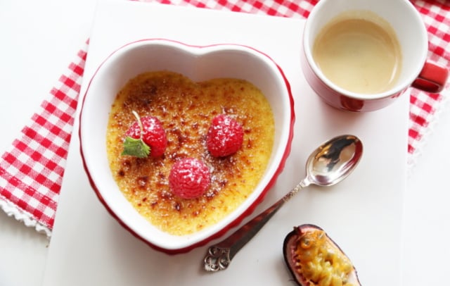 creme brulee med pasjonsfrukt