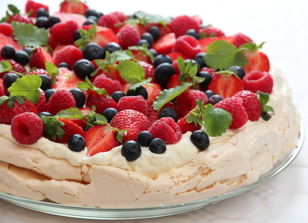 Pavlova med fløtekrem og friske bær