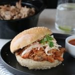 Pulled pork med bbq-saus og coleslaw