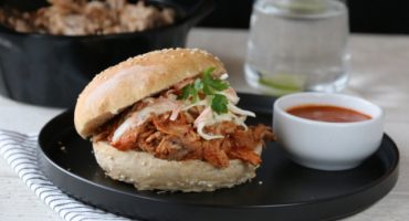 Image: PULLED PORK MED BBQ-SAUS OG COLESLAW