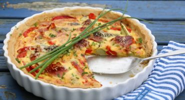 Image: PAI MED SPEKESKINKE, PAPRIKA OG ASPARGES