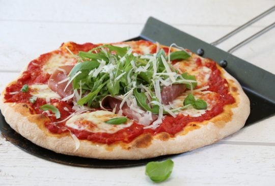 Image: PIZZA MED PARMASKINKE, MOZZARELLA OG RUCCULA