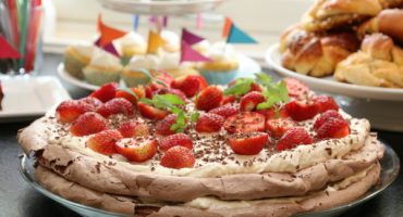 Image: SJOKOLADEPAVLOVA MED MASCARPONEKREM OG JORDBÆR