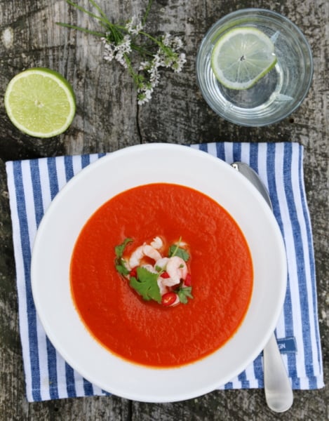 Tomatsuppe med chili, lime og reker