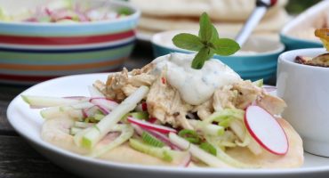 Image: PULLED CHICKEN MED PITA, RÅKOSTSALAT OG MYNTEDRESSING