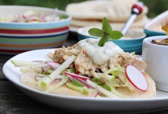 Image: PULLED CHICKEN MED PITA, RÅKOSTSALAT OG MYNTEDRESSING