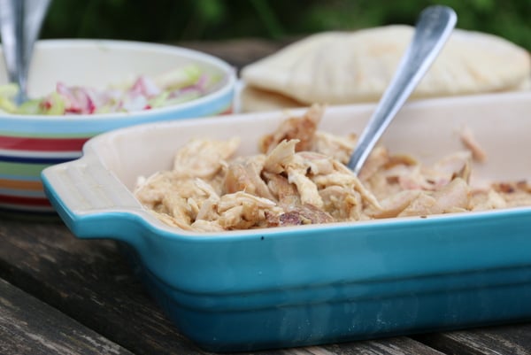 Pulled chicken med råkostsalat og myntedressing