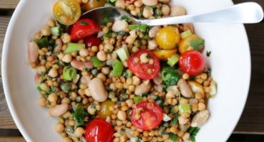 Image: BØNNE- OG LINSESALAT MED KAPERS OG TOMATER